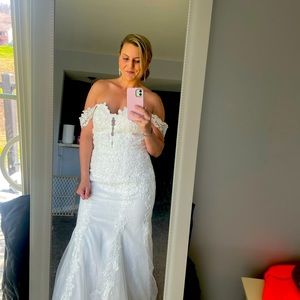 Beautiful fitted wedding dress. Gorgeous buttons and train.